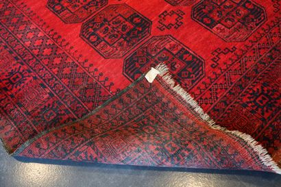 null Grand tapis turkmène à semis de göls sur champ rouge foncé, 350x233 cm env....