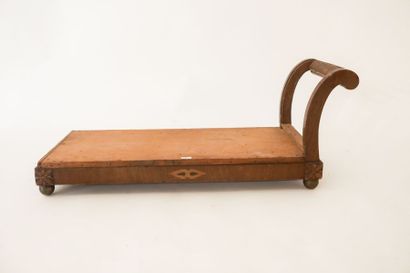 null Amusant repose-pieds en méridienne, début XIXe, placage d'acajou, l. 76,5 cm...