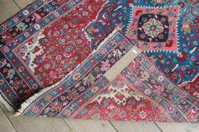 null Petit tapis persan de style Bidjar à médaillon et motifs floraux polychromes...
