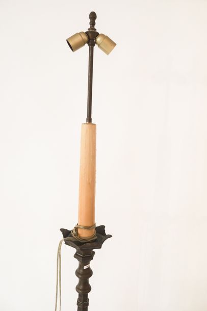 null Pique-cierge de style Baroque monté en lampadaire, XIXe, cuivre, h. 180 cm [oxydé,...