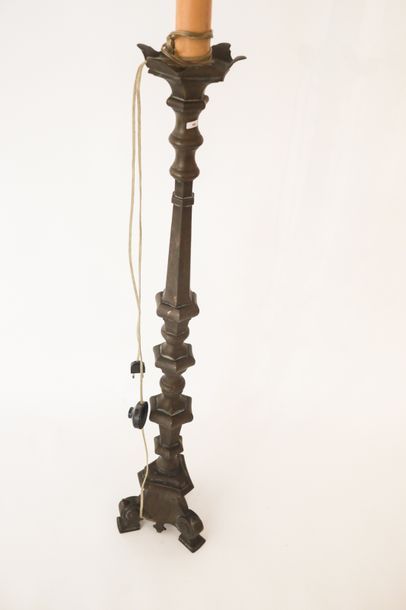 null Pique-cierge de style Baroque monté en lampadaire, XIXe, cuivre, h. 180 cm [oxydé,...