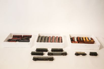 TRIX Important lot H0 et N (locomotives, voitures, wagons, éléments et accessoires...