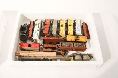 TRIX Important lot H0 et N (locomotives, voitures, wagons, éléments et accessoires...