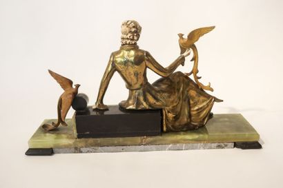 null Garniture d'époque Art déco ornée d'une figure féminine aux oiseaux, circa 1930,...