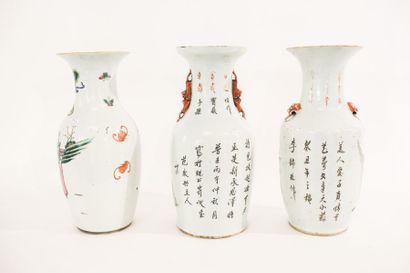 CHINE Trois vases à décors d'émaux polychromes dits de la famille rose, dynastie...