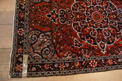 null Tapis persan de style Bidjar à médaillon et motifs floraux polychromes sur champ...
