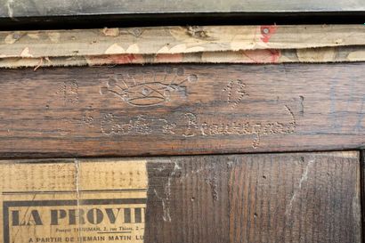 null Commode de style Régence ouvrant par trois tiroirs, circa 1900, bois de placage...