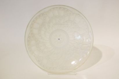 LANDIER - FRANCE Coupe, XXe, verre opalescent pressé-moulé, marquée, d. 35 cm [g...