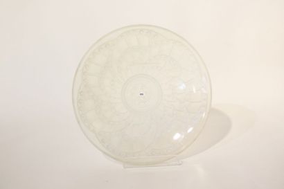 LANDIER - FRANCE Coupe, XXe, verre opalescent pressé-moulé, marquée, d. 35 cm [g...