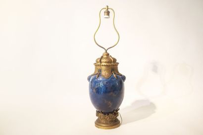 France Vase ovoïde monté en lampe, décor naturaliste argent et or sur fond bleu nuancé,...