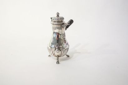 null Cafetière égoïste tripode de style Louis XV, fin XIXe, métal argenté ciselé,...