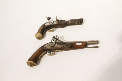null Deux pistolets à silex, 27 cm et 35,5 cm [usures et altérations].