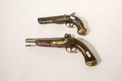 null Deux pistolets à silex, 27 cm et 35,5 cm [usures et altérations].
