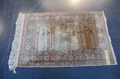 null Petit tapis de prière persan à quatre mihrabs, 126x84 cm env. [altérations]...