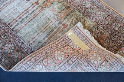 null Petit tapis de prière persan à quatre mihrabs, 126x84 cm env. [altérations]...