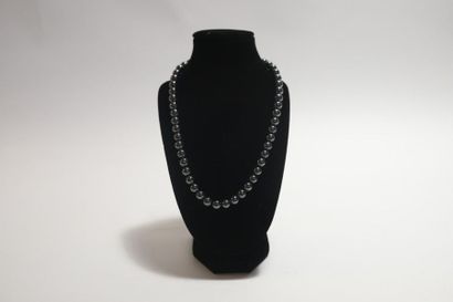 null Collier de perles grises, l. 41 cm.