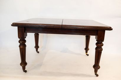 null Table rectangulaire d'époque Louis-Philippe, pieds à roulettes, mi-XIXe, bois...