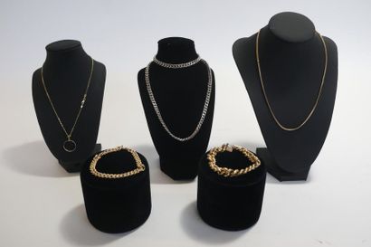 null Six bijoux (trois chaînes, deux bracelets et une bague) [nombreuses altérat...