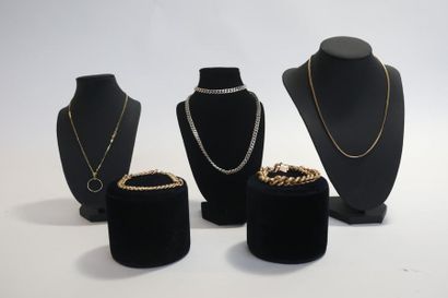 null Six bijoux (trois chaînes, deux bracelets et une bague) [nombreuses altérat...
