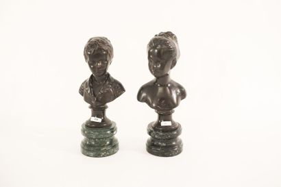 ECOLE FRANCAISE "Couple d'enfants", fin XIXe, paire de bustes en régule patiné, socles...
