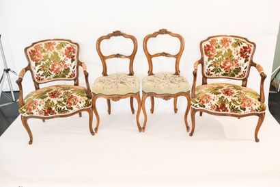 null Paire de fauteuils en cabriolet de style Louis XV, XXe, bois ciré mouluré et...