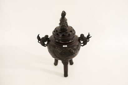 JAPON Brûle-parfum ding à décor naturaliste en relief, prise et anses en forme de...
