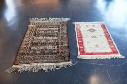 null Petit tapis persan à motifs stylisés en registres sur champ brun, 167x90 cm...
