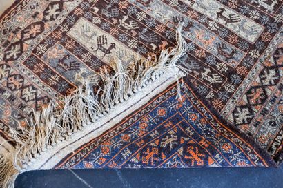 null Petit tapis persan à motifs stylisés en registres sur champ brun, 167x90 cm...