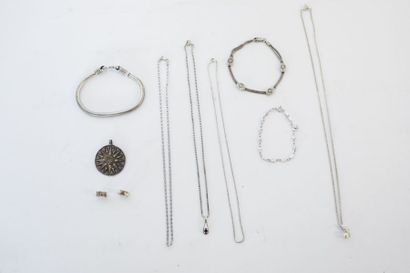 null Lot de bijoux (pendentifs, coulants, chaîne, bracelets et boucles d'oreille)...