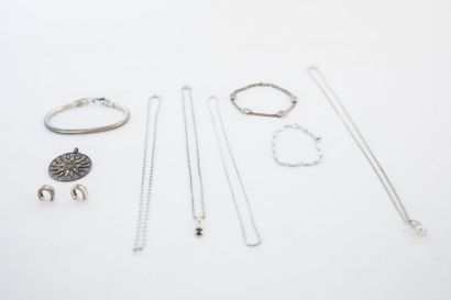 null Lot de bijoux (pendentifs, coulants, chaîne, bracelets et boucles d'oreille)...