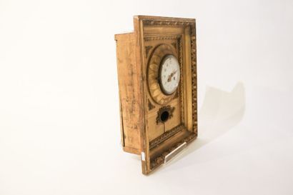 null Horloge d'applique, XIXe, bois stuqué et doré, avec clef, 43,5x34 cm [légères...