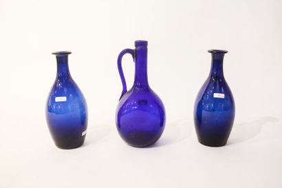 null Trois bouteilles (paire et une ansée) en verre saphir soufflé, h. 23-25,5 cm...