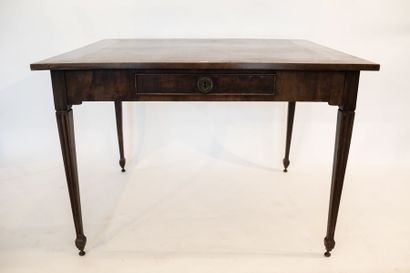 null Table rectangulaire de style Louis XVI, tiroir en ceinture, fin XIXe, bois patiné,...