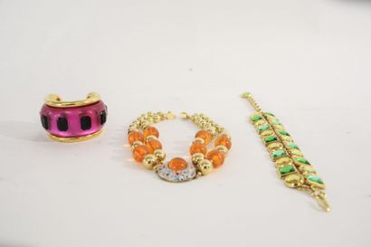 null Trois bijoux de fantaisie (collier et deux bracelets).