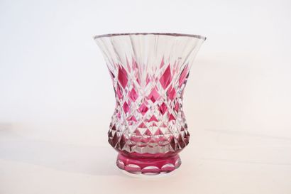 VAL-SAINT-LAMBERT Grand vase-cornet, XXe, cristal taillé doublé rubis, marqué au...
