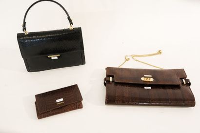 null Deux sacs à main et une pochette façon croco, l. 33 cm, 26 cm et 17 cm [usures...