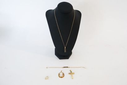 null Lot de bijoux (pendentifs dont un avec camée, coulant, bracelet et boucles d'oreille)...