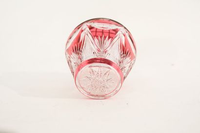 VAL-SAINT-LAMBERT Pique-fleurs, XXe, cristal taillé doublé rubis, h. 14 cm.