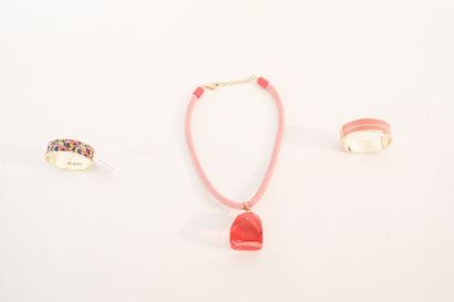 null Trois bijoux de fantaisie camaïeu rose (collier et deux bracelets en métal émaillé)...
