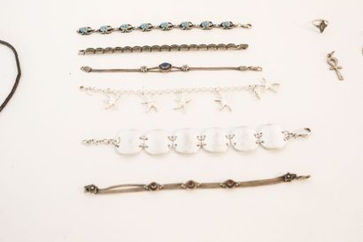 null Lot de bijoux de fantaisie (pendentifs, colliers, bracelets et bague) en argent...