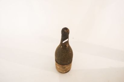 BOURGOGNE Rouge, Corton-Chaume 1919, une bouteille [très bas, étiquettes et capsules...