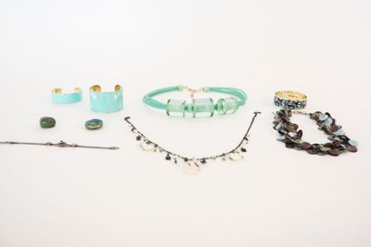 null Lot de bijoux de fantaisie camaïeu vert (pendentif, colliers, bracelets et bague),...