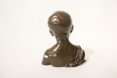 Ecole Belge "Buste d'enfant", début XXe, épreuve en bronze patiné, h. 27 cm.