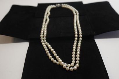 null Collier à double rang de perles, fermoir serti d'une perle et de pierres, avec...