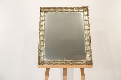 null Miroir rectangulaire, XXe, cadre métallique orné de perles en verre, 73x60 cm...