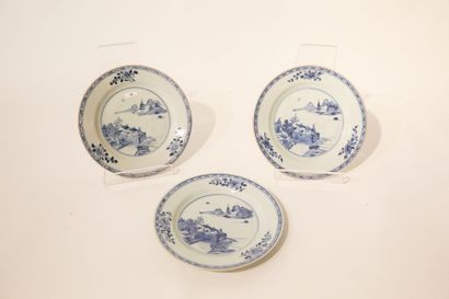 CHINE Suite de trois assiettes, décor bleu et blanc d'un paysage, liseré brun, dynastie...