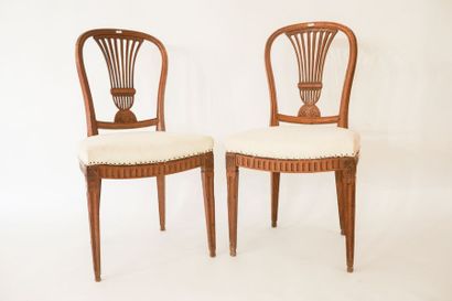 null Paire de chaises de style Louis XVI, dossier ajouré en gerbe, XIXe, bois naturel...