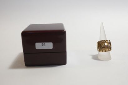 TIFFANY & CO. Chevalière Interbrew en or jaune 14 carats sertie de trois diamants,...
