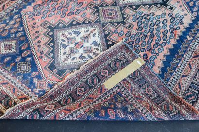 null Petit tapis caucasien de style Kazak à semis de botehs et motifs géométriques...