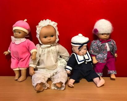 null 
 Lot de 4 poupées dont 2 plastique H: 22 cm, un marin tête bras et jambes en...